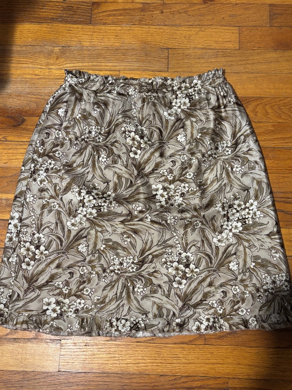 Tailor B. Moss grey and Cream 100% silk Floral Mini Skirt